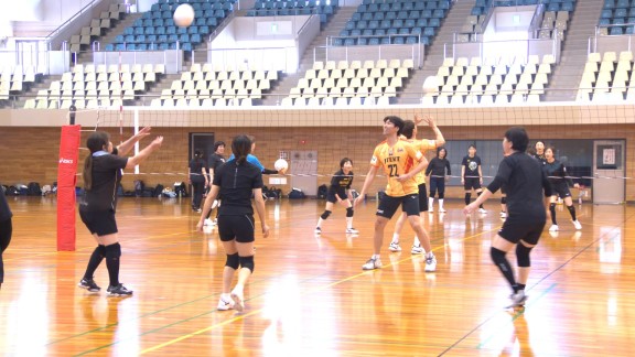 STINGS愛知の選手によるママさんバレーボール教室