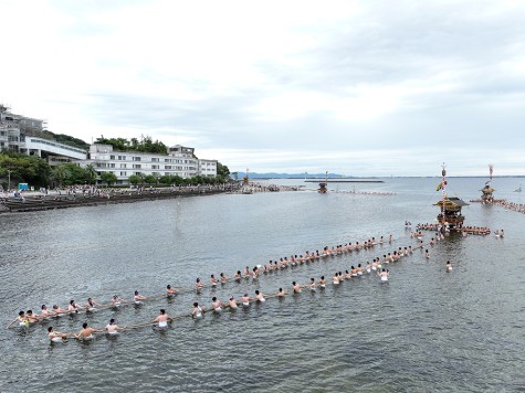 三谷祭海中渡御