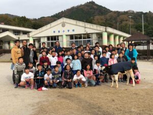 形埜小2年生児童　酪農体験始まる