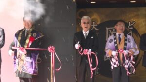 どうする家康　岡崎　大河ドラマ館オープン　 【取材日】2023/01/21【取材場所】岡崎公園 NHK大河ドラマ「どうする家康」が注目を集める中、岡崎公園に「どうする家康　岡崎　大河ドラマ館」がオープンしました。 オープニングセレモニーには、鳥居忠吉役のイッセー尾形さんが特別ゲストとして登場しました。