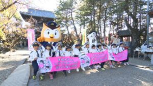 住職とちびっこ警察官による交通安全の啓発活動