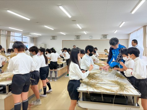 有機バケツ稲の脱穀体験 有機バケツ稲の脱穀体験