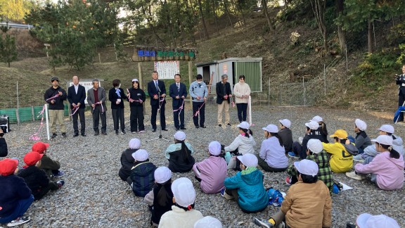恵田小学校「落ち葉スキー開場式」