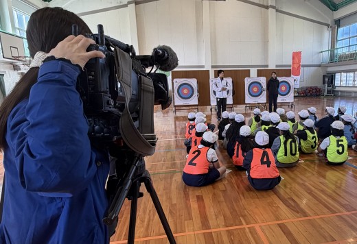 美合小　児童アーチェリーを体験