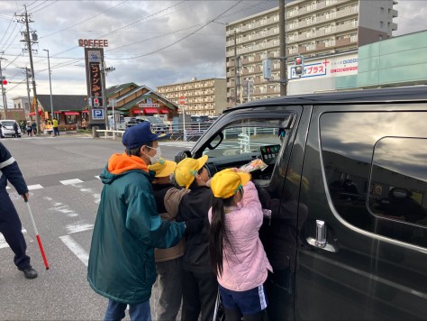 大門小児童　交通安全しめ縄広報活動