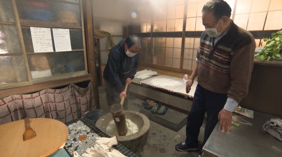 瀧山寺鬼祭りに向け大鏡餅作り