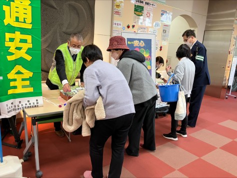 高齢者に歩行時の事故防止を呼び掛け