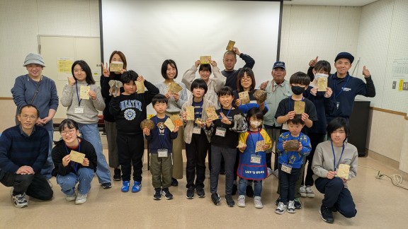 ゾウさんのうんちで紙作り