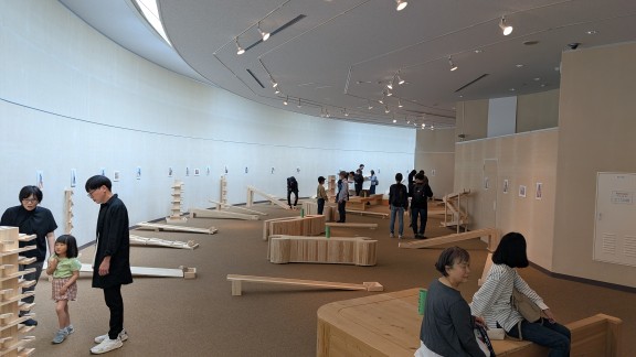 動きや音を楽しむ樋口一成の木のおもちゃ展開催